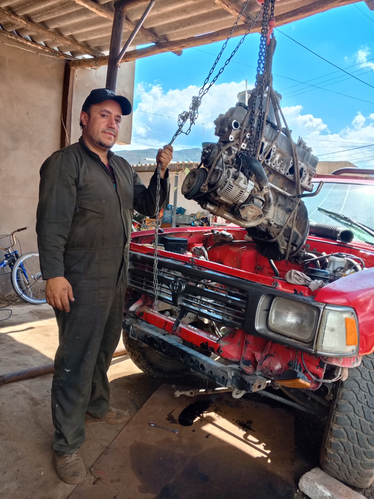 Ingeniero Fabian Perdomo extrayendo motor con grua
